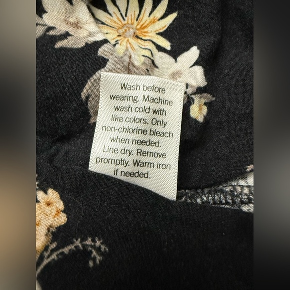 Croft & Barrow Sleeveless Black Floral Top - Picture 4 of 5